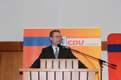 Kreisparteitag Leusel - Mit einer Enthaltung wiedergewählt: Dr. Jens Mischak, 39, CDU-Kreisvorsitzender und hauptamtlicher Erster Kreisbeigeordneter im Vogelsbergkreis