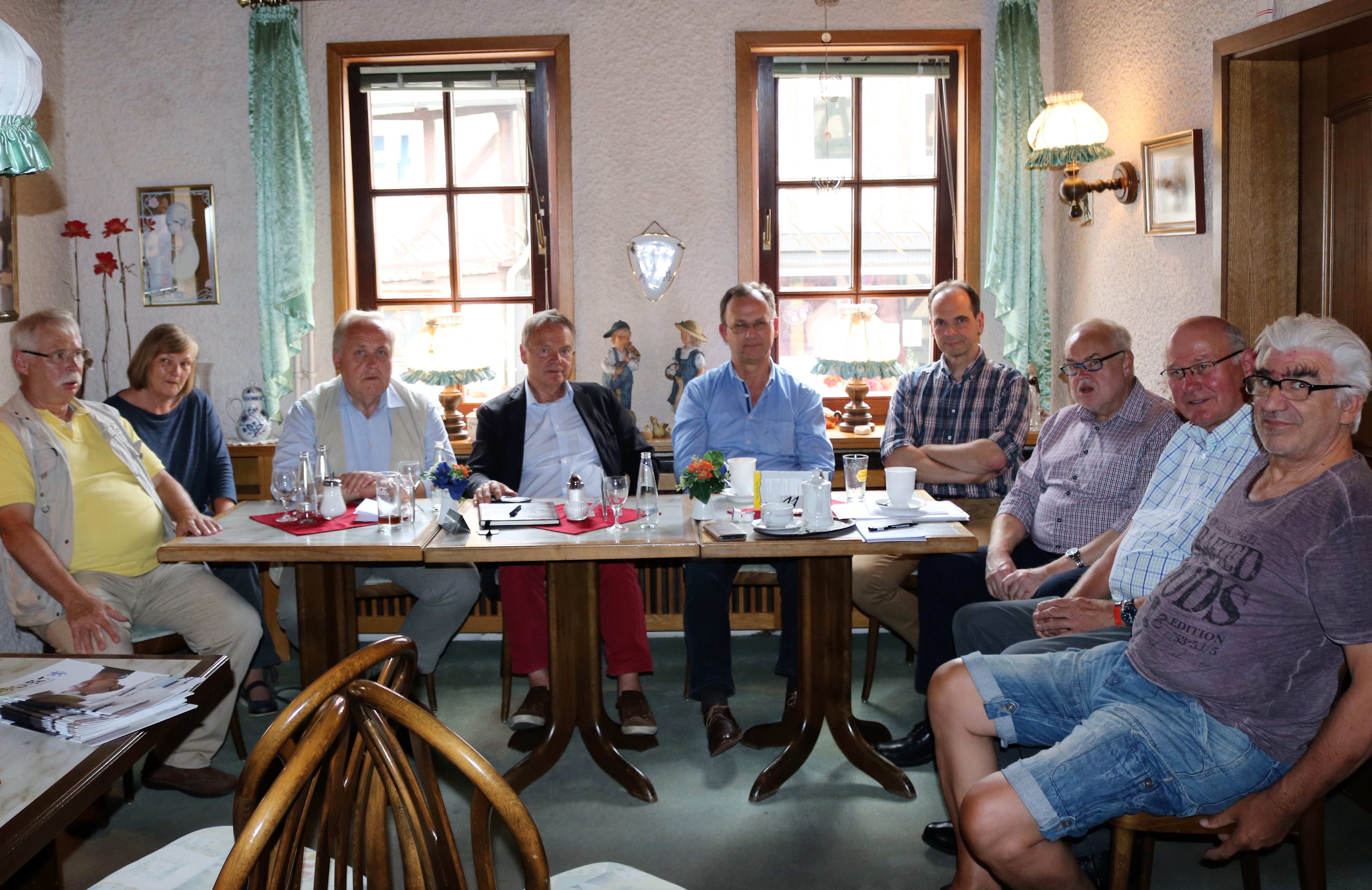 Bei Kaffee und Kuchen war im Café Hammerl die Zukunft des Einzelhandels Thema einer Gesprächsrunde mit dem Hauptgeschäftsführer des Handelsverbandes Mitte (Hessen, Rheinland-Pfalz und Saarland), Michael Kullmann (Dritter von rechts). Foto: Stoepler