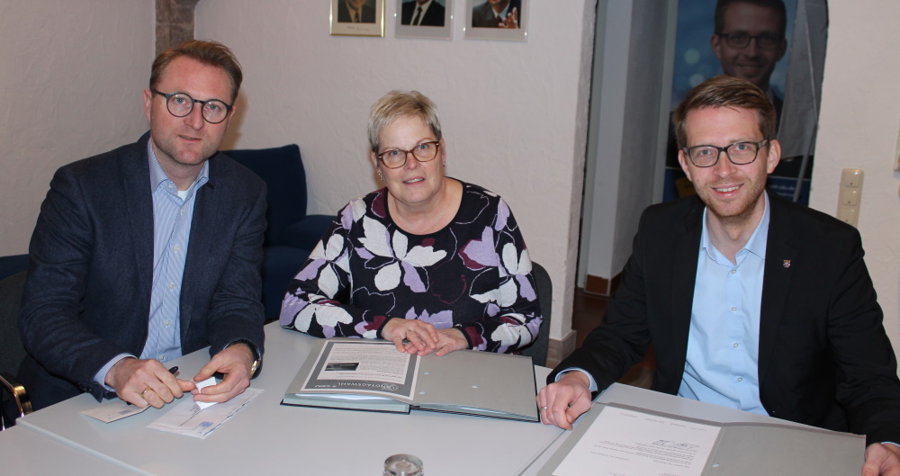 CDU-Kreisgeschäftsführerin Iris Schmidt (Mitte) organisiert mit den beiden Kandidaten Jens Mischak (Landratsamt) und Michael Ruhl (Hessischer Landtag) den bevorstehenden Wahlkampf (von links).
