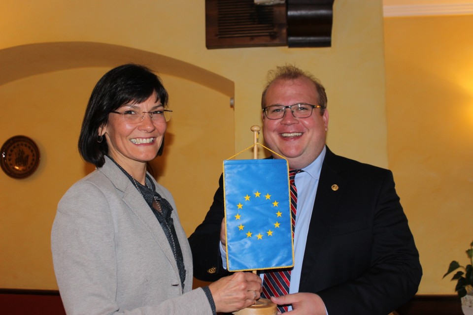 „Stabwechsel“ bei der Vogelsberger Europa Union: Stephan Paule (rechts) übernimmt den Kreisvorsitz von Eva Goldbach