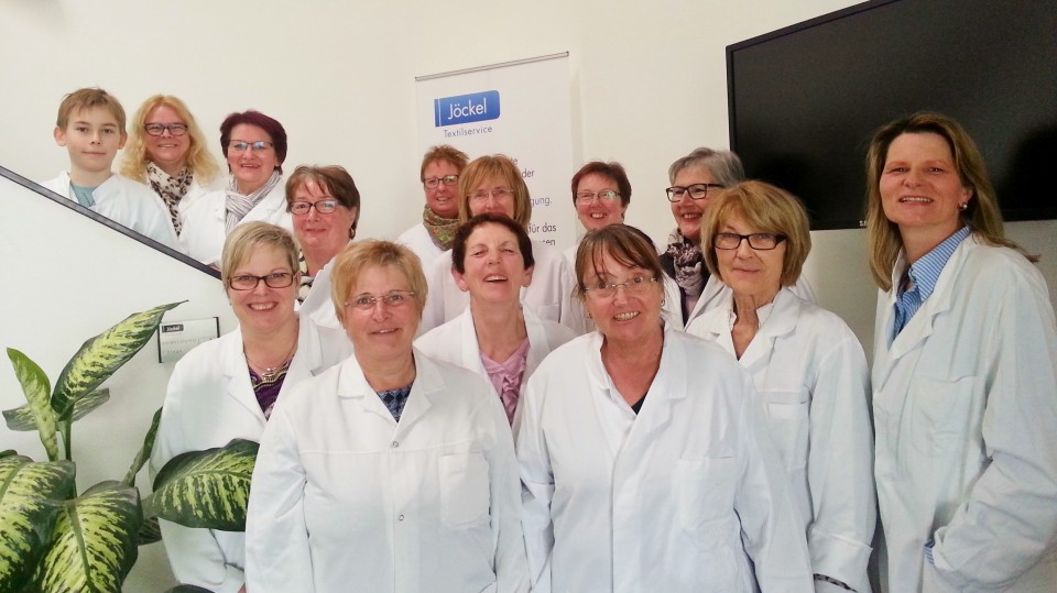 Die Damen der Frauen Union Vogelsberg um Vorsitzende Stefanie Planz (rechts) zeigen sich begeistert von den Einblicken in den Textilbetrieb in Alsfeld. (Foto: Kirsten Kaage)